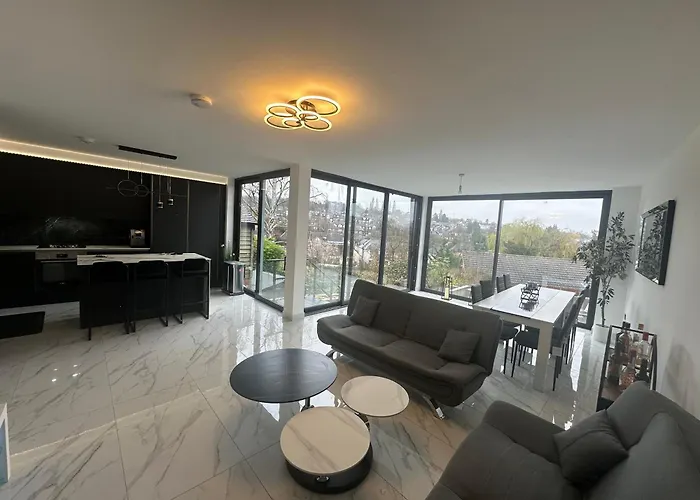 Luxurious & Elegant 6-Bed House