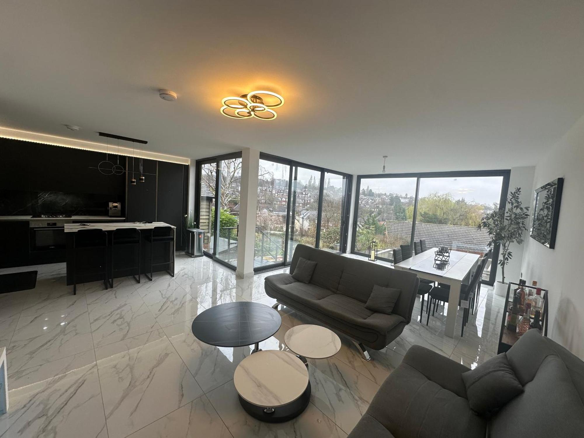 Luxurious & Elegant 6-bed House Villa Barnet
