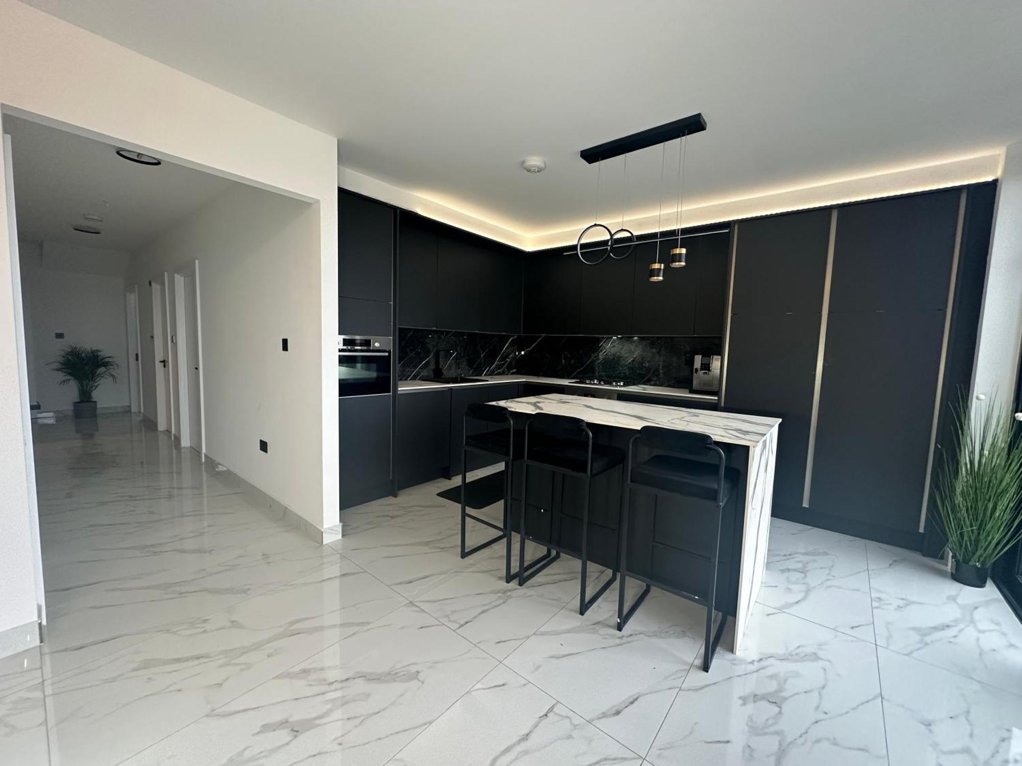 Luxurious & Elegant 6-bed House