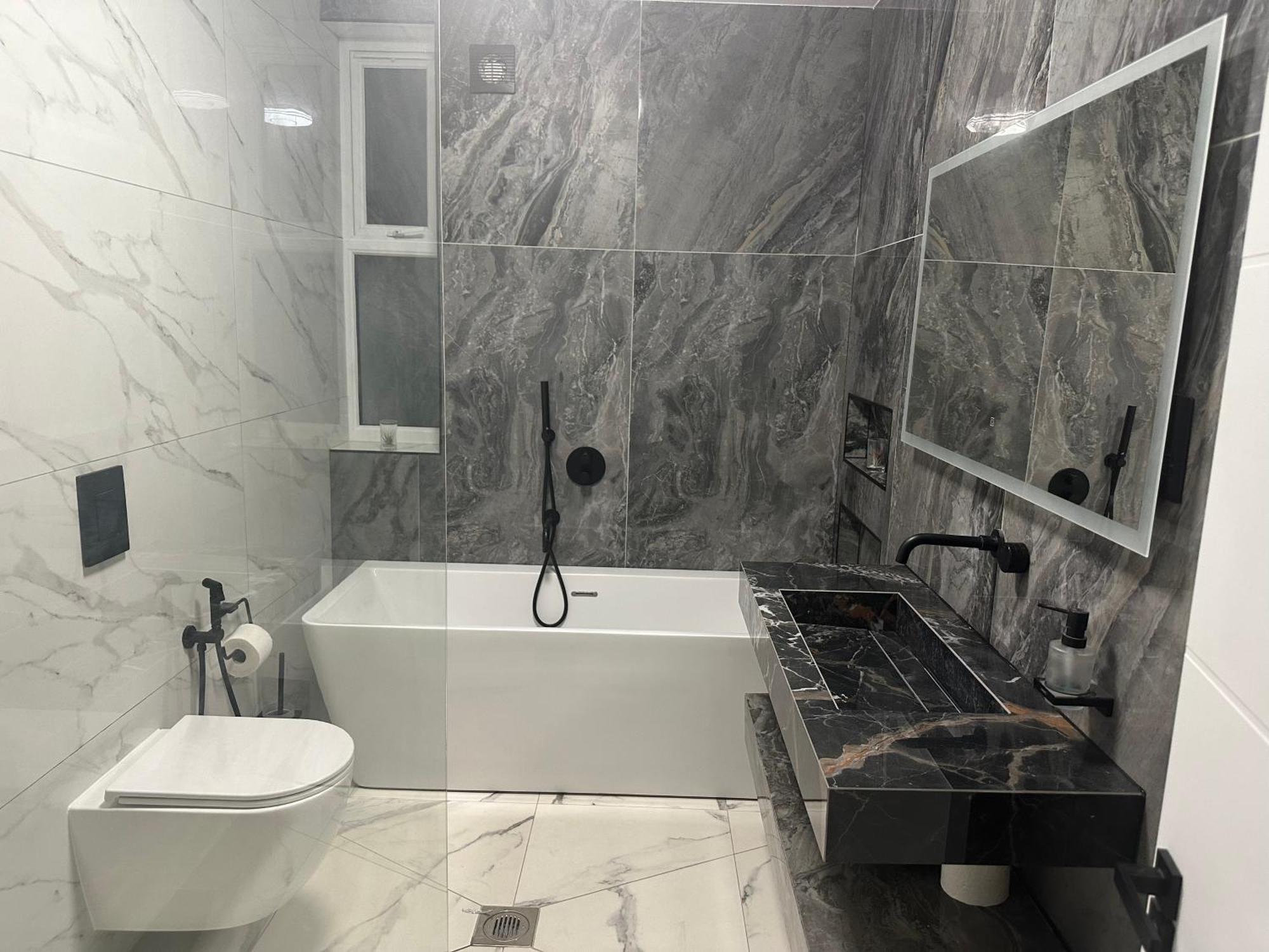 Luxurious & Elegant 6-bed House Villa *