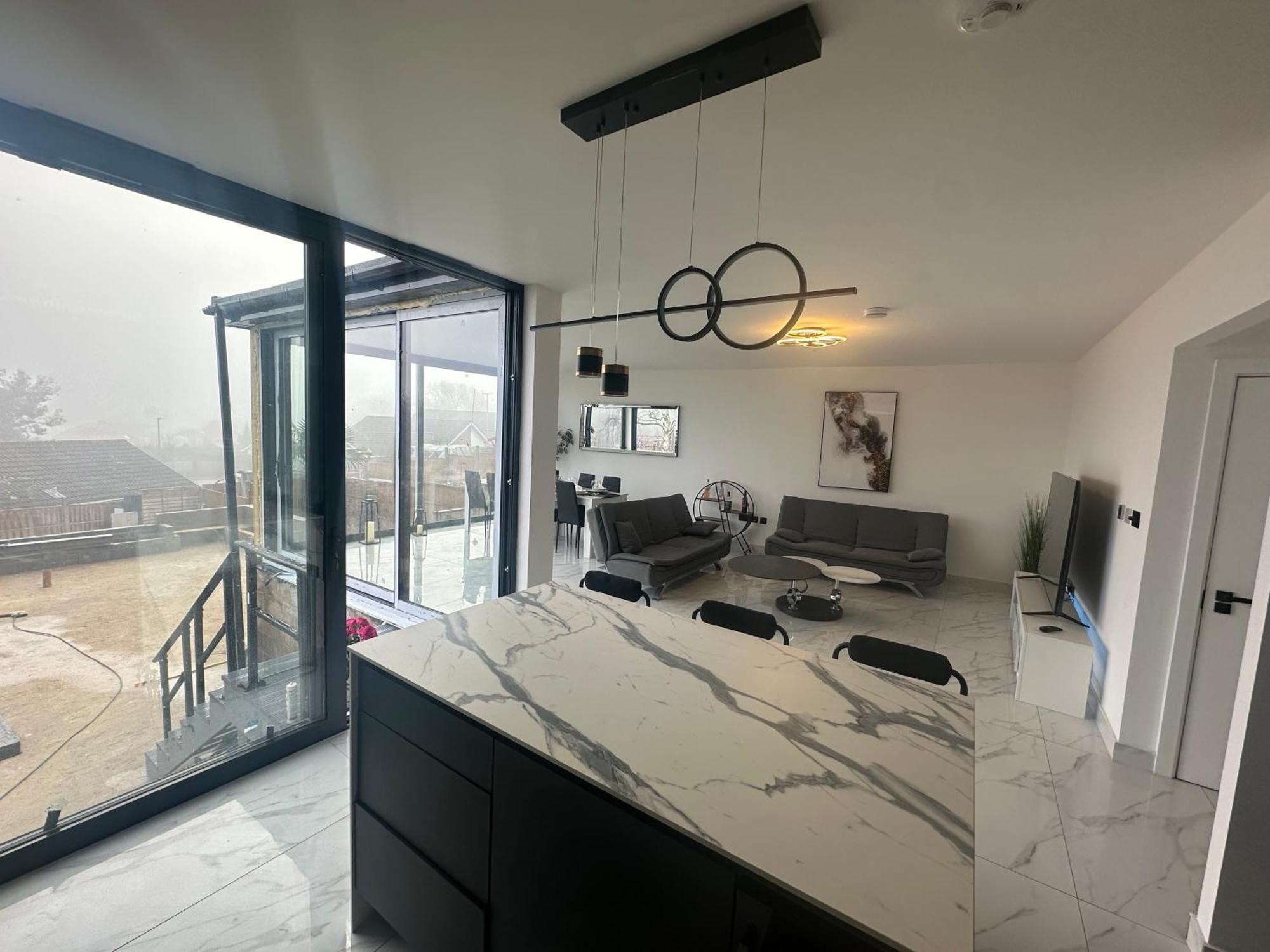 Luxurious & Elegant 6-bed House Villa Barnet