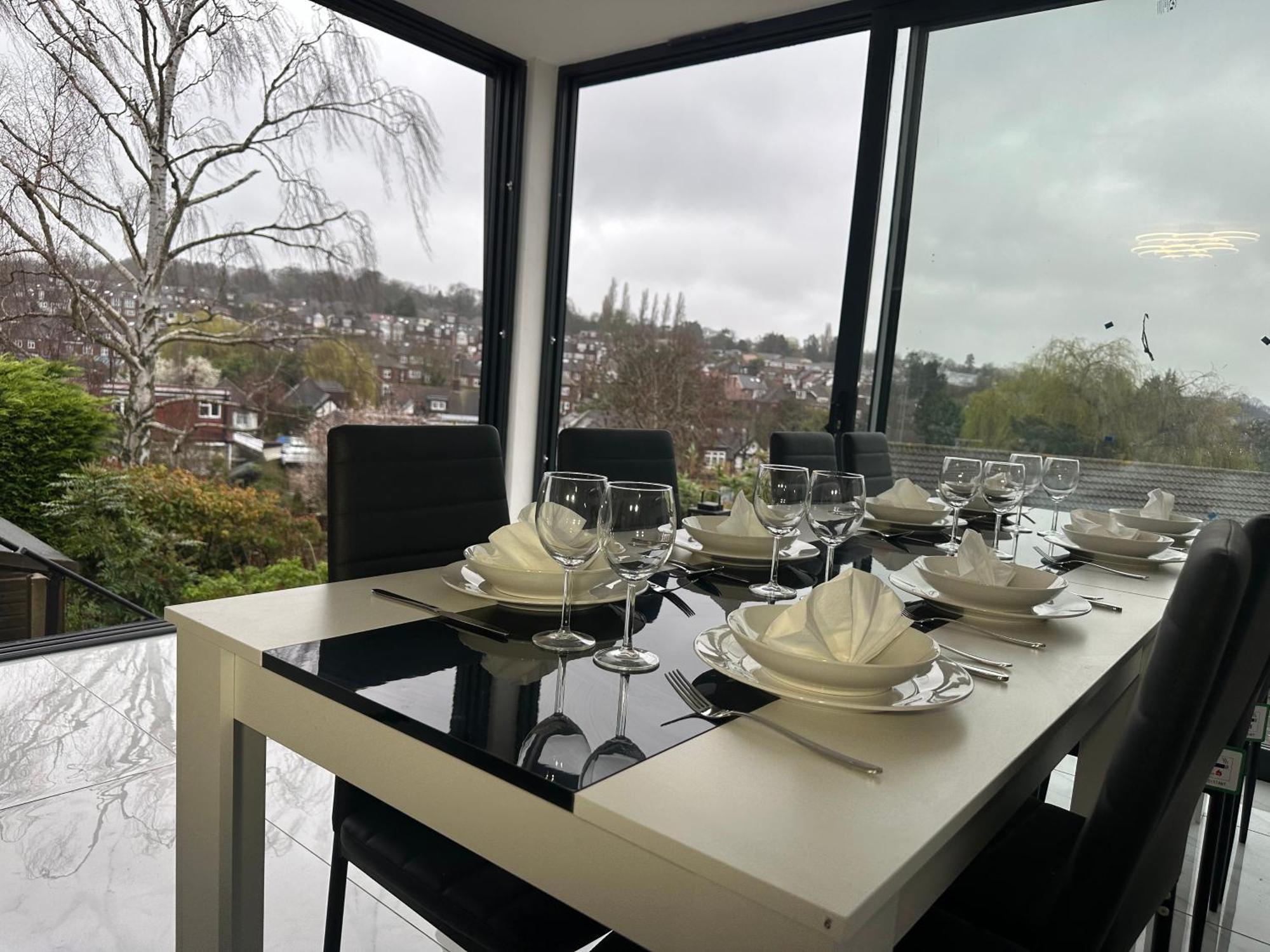 Luxurious & Elegant 6-bed House Barnet