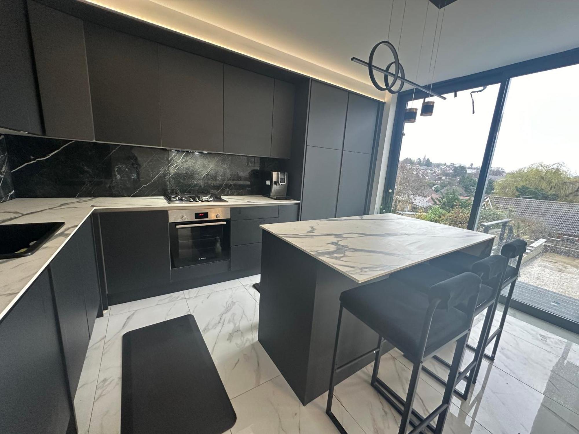 Luxurious & Elegant 6-bed House