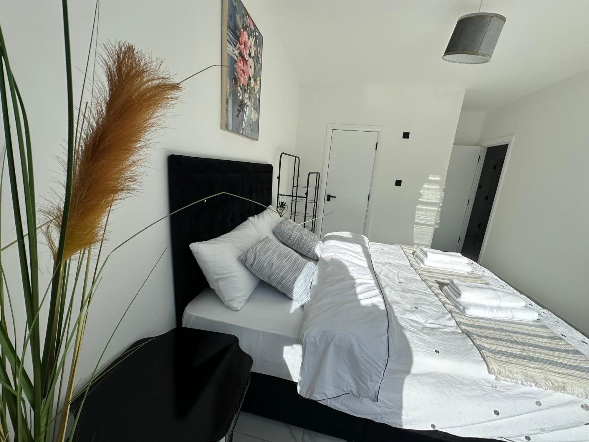 Luxurious & Elegant 6-bed House Barnet