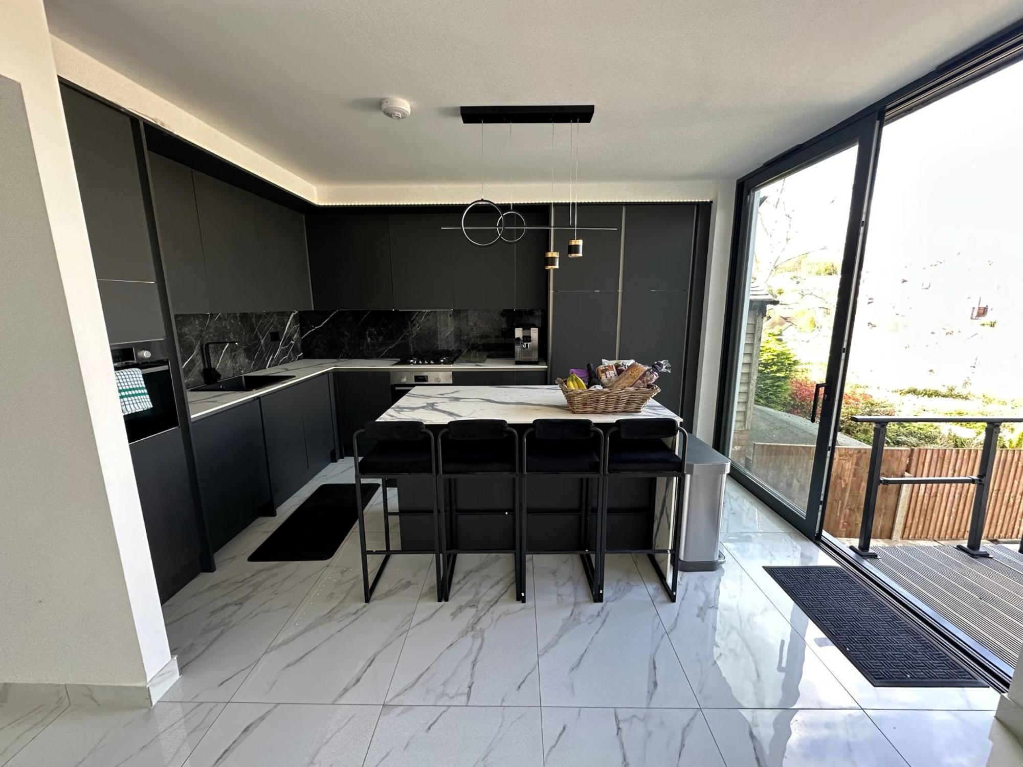 Luxurious & Elegant 6-bed House * Barnet